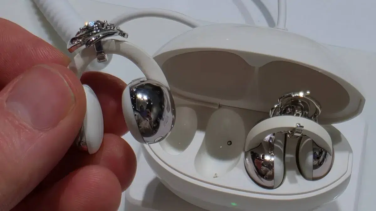 Изображение к статье: TCL показала CrystalClip: open-ear наушники со Swarovski и 36 ч