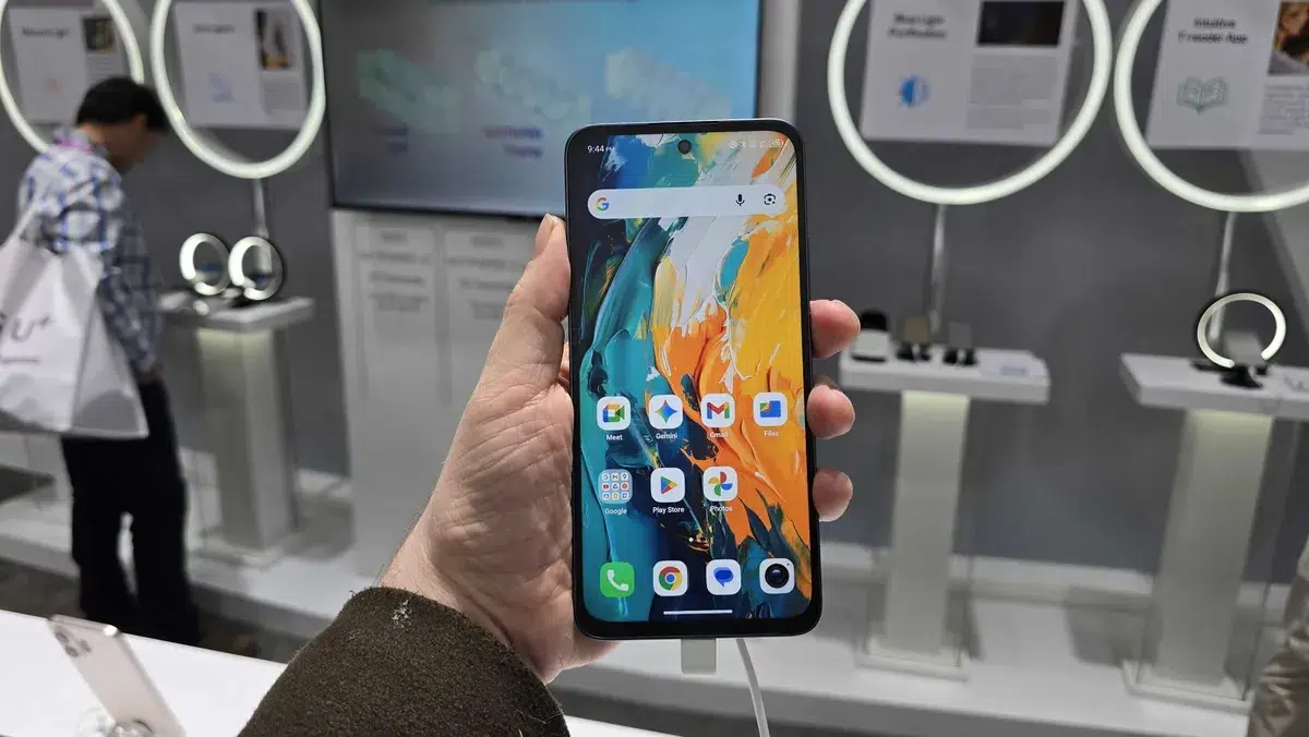 Изображение к статье: MWC 2026: e-paper смартфон TCL, мини-SSD и разговоры про 6G