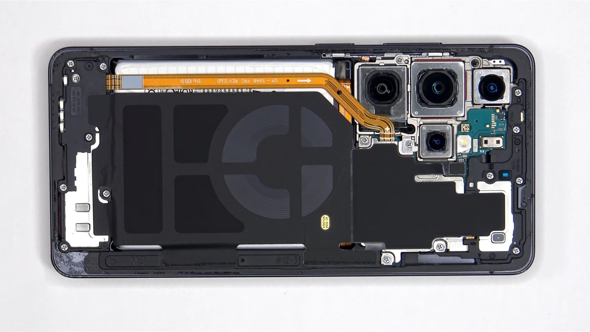 Разбор Galaxy S26 Ultra проще замена батареи и лучше охлаждение