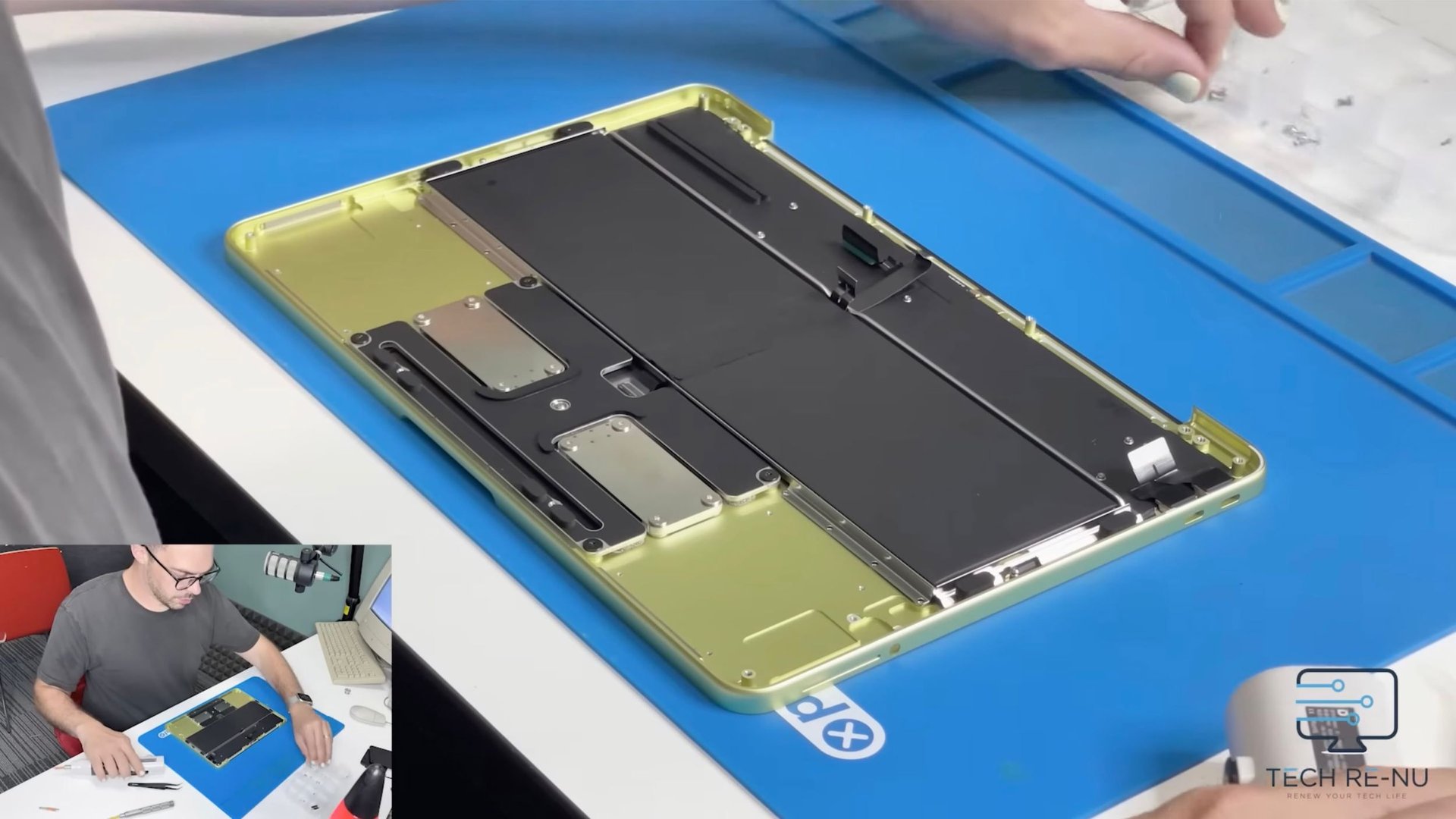 Разбор MacBook Neo модульные порты и батарея без клея