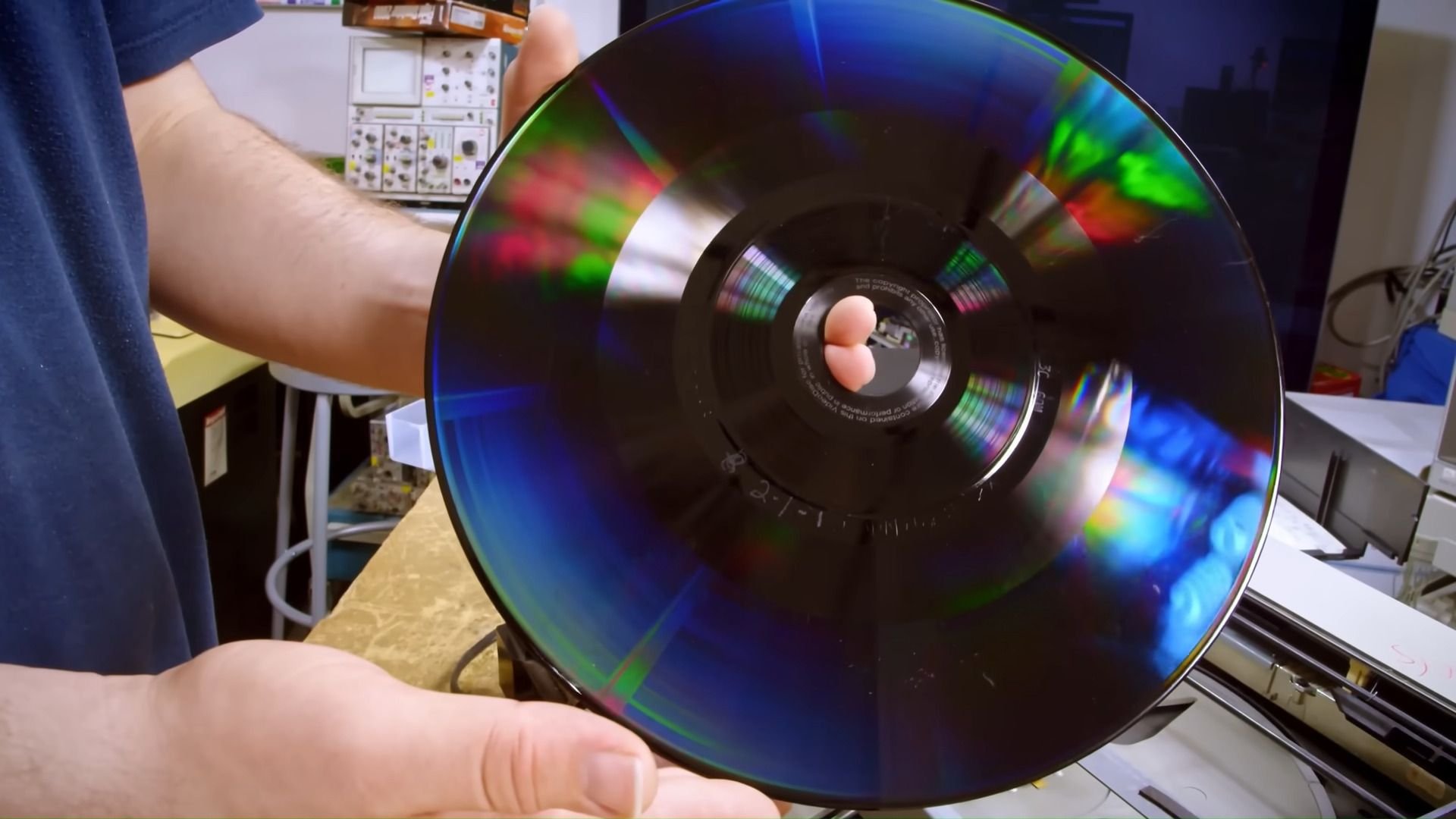 Микроскоп показал картинку на поверхности LaserDisc и CED