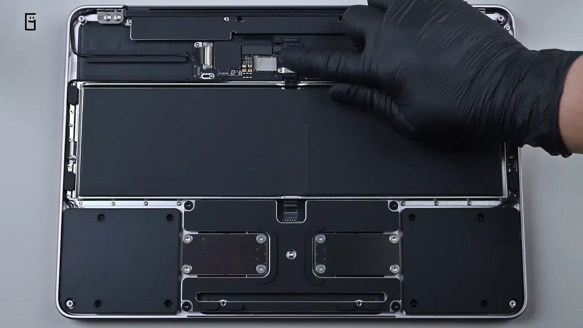 Изображение к статье: MacBook Neo прокачали до 1 ТБ: мастер заменил NAND в базе на 256 ГБ