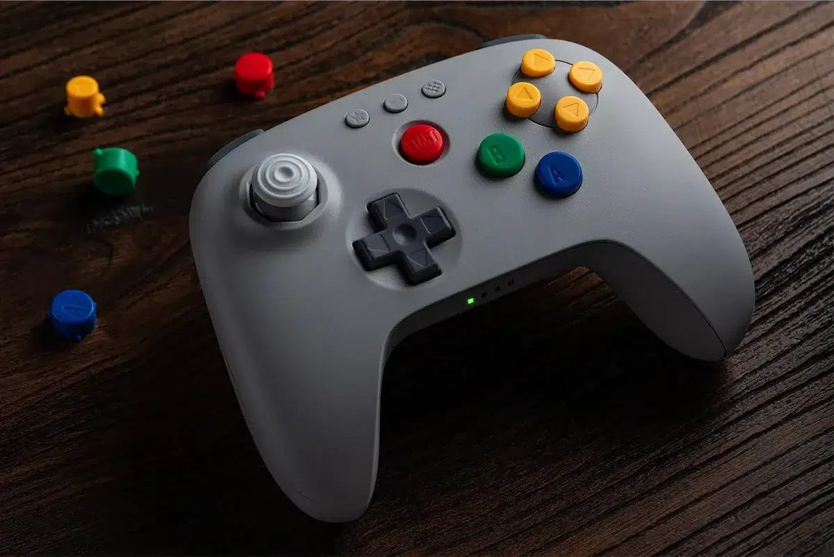Изображение к статье: 8BitDo выпустила N64-контроллер за $40 с радиоканалом 2,4 ГГц