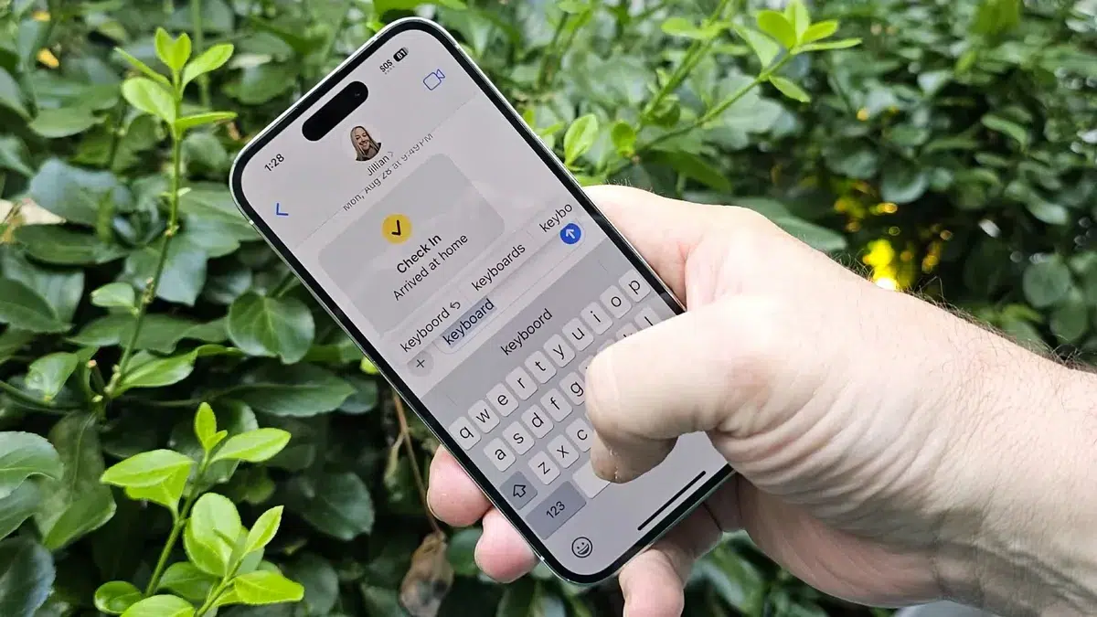 Изображение к статье: iOS 26.4 Beta чинит пропуски букв, но глючит кнопка emoji