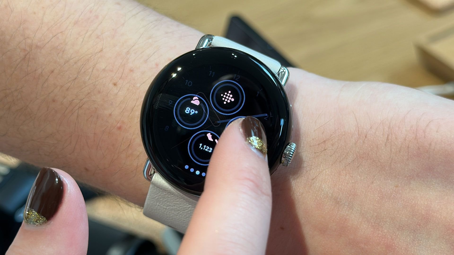 Pixel Watch после мартовского апдейта Fitbit завышает шаги