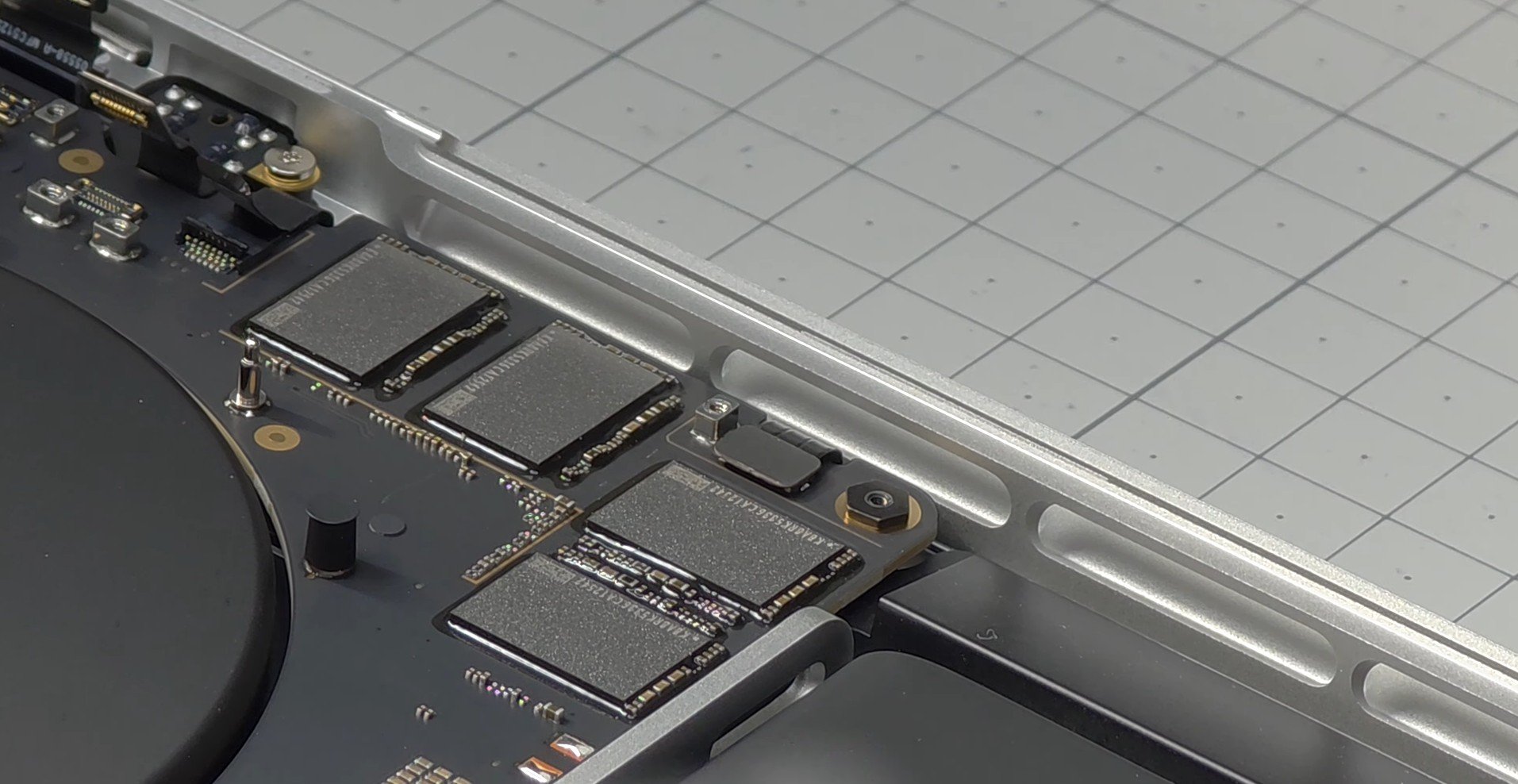 У M5 Max MacBook Pro SSD греется до 106°C под AI нагрузкой