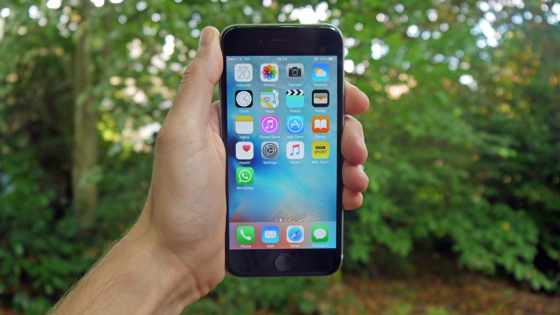 Apple начала слать iPhone Critical Software из за атак на iOS