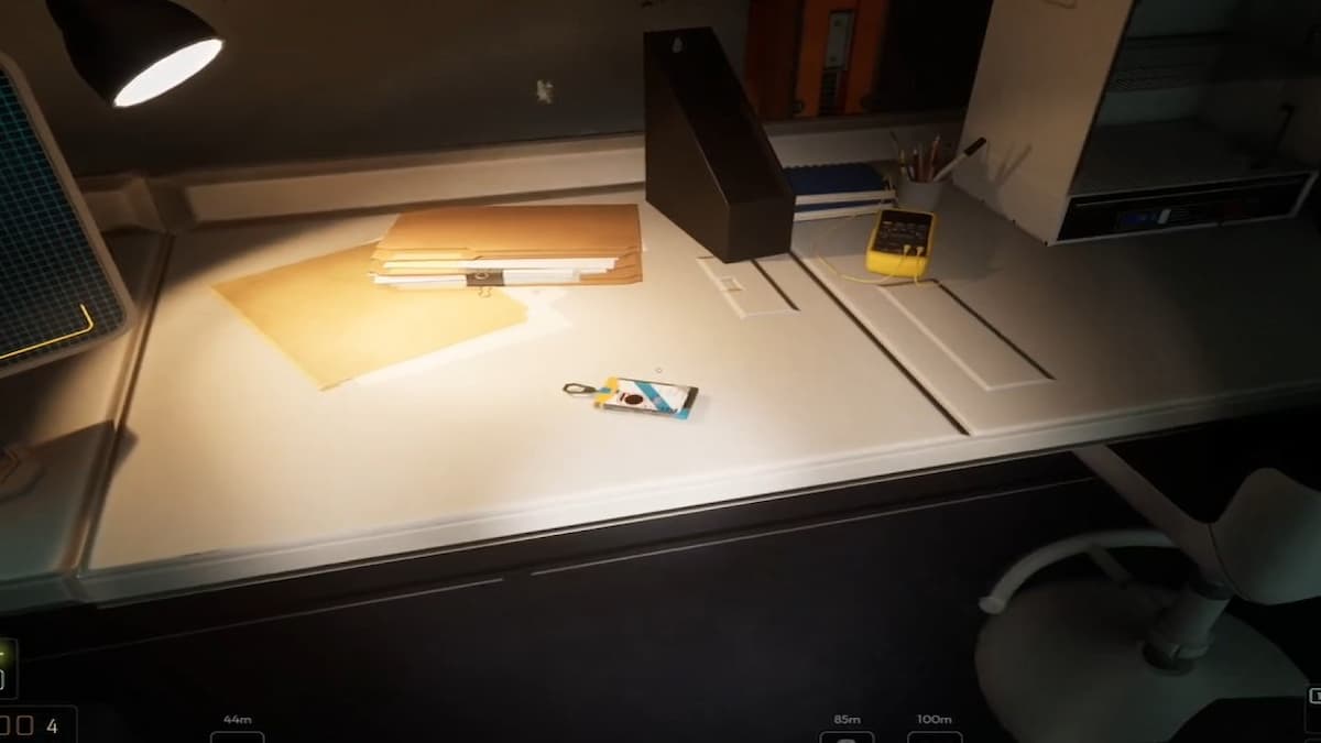 Рядом с компьютером лежит карточка ключ