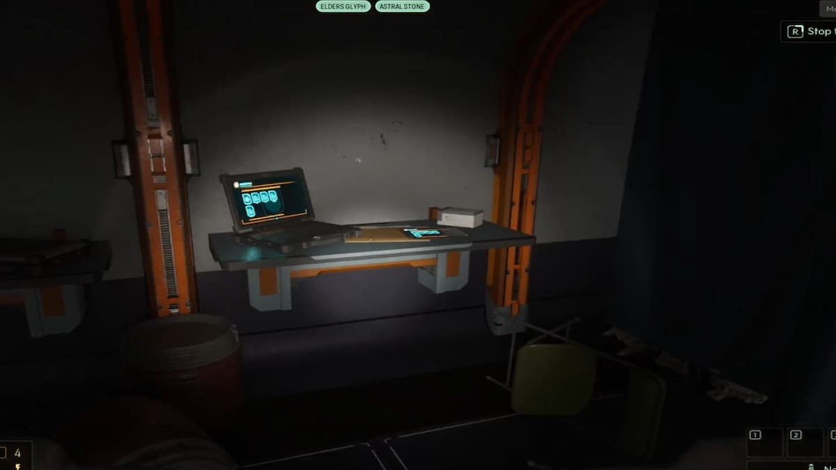 Осмотрите компьютер и планшет на столе справа