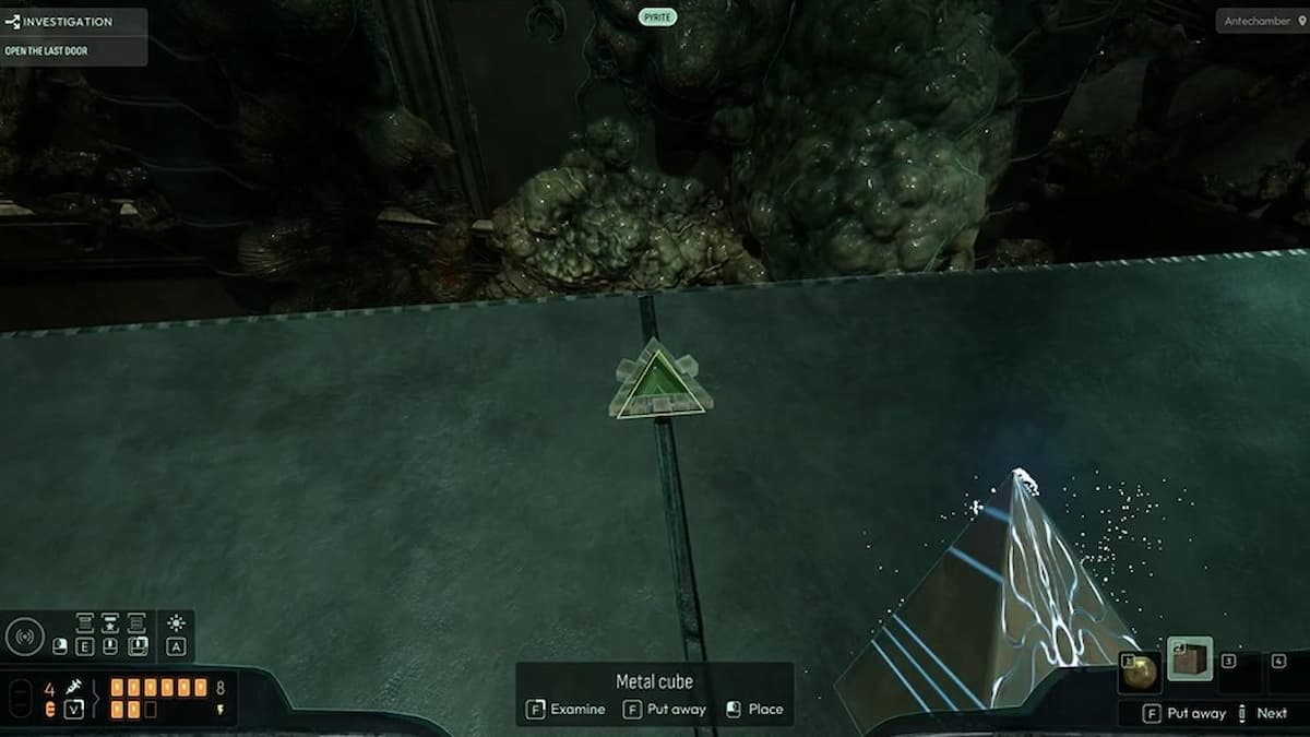 Возьмите ближайшую металлическую пирамиду