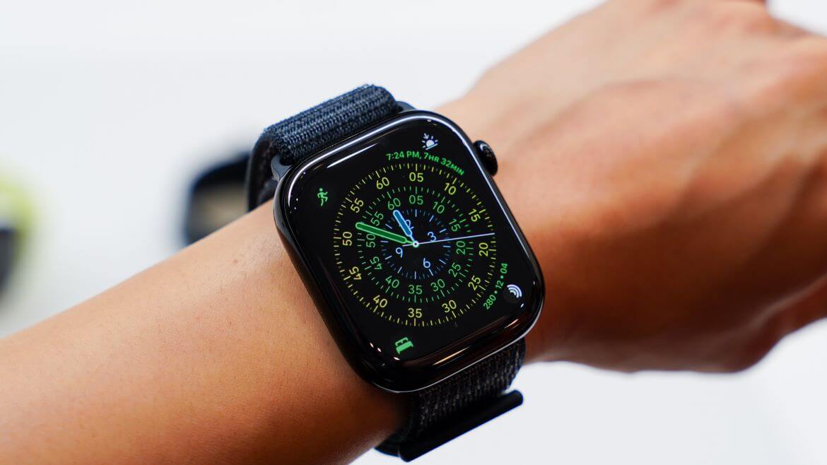 Apple Watch Series 11 на запястье