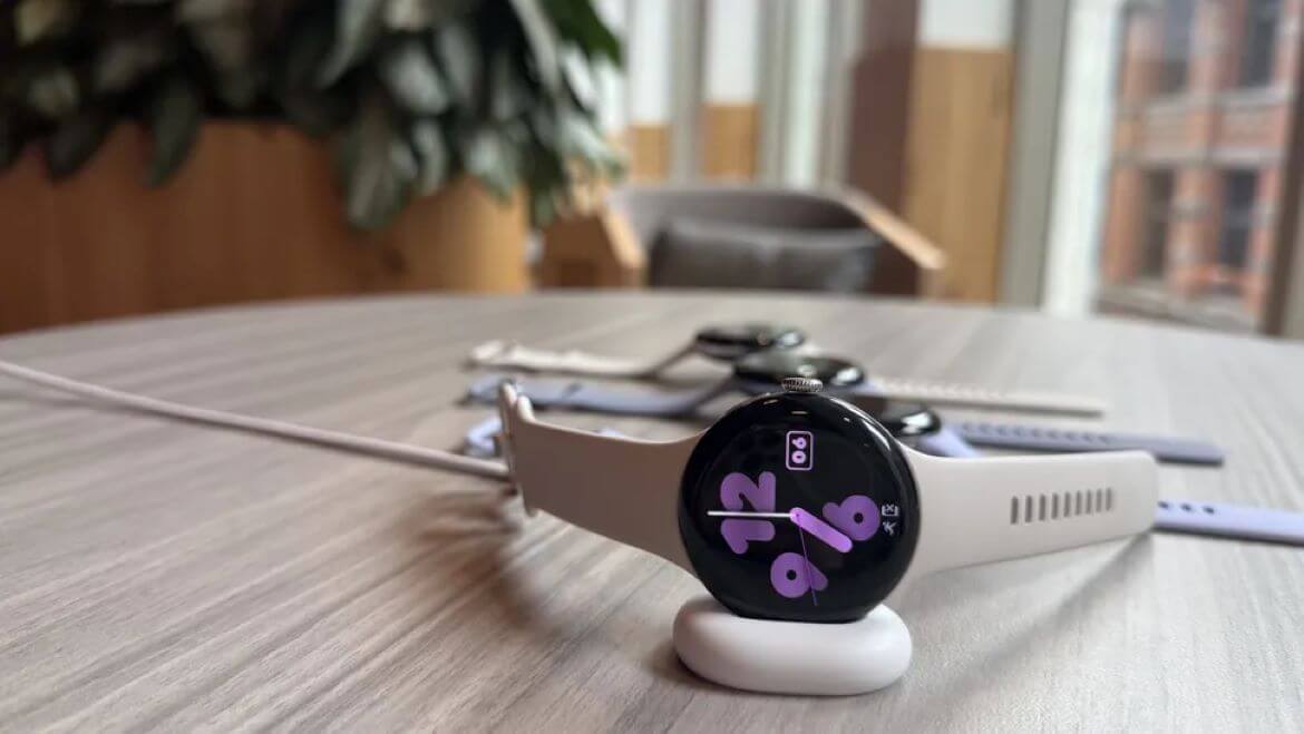 Google Pixel Watch 4 на зарядке