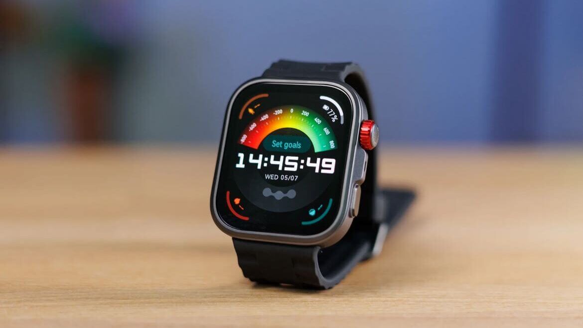 Huawei Watch Fit 4 Pro Huawei Watch Fit 4 Pro на столе