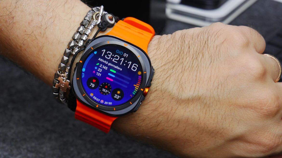 Samsung Galaxy Watch Ultra на руке