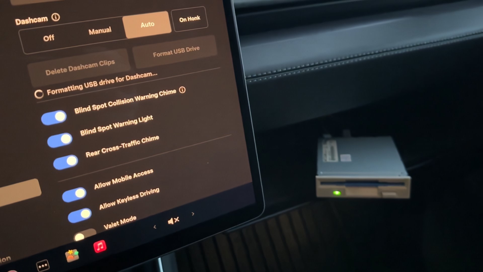 Tesla распознала дисковод 35 дюймовых дискет через USB