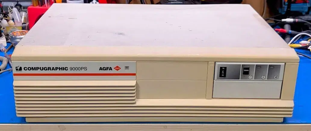 Изображение к статье: Doom запустили на 40-летнем контроллере печати с Motorola 68020