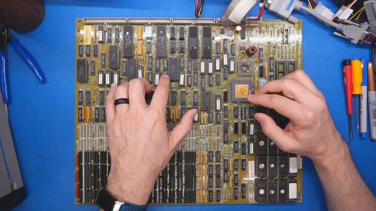 Изображение к статье: Doom запустили на 40-летнем контроллере печати с Motorola 68020