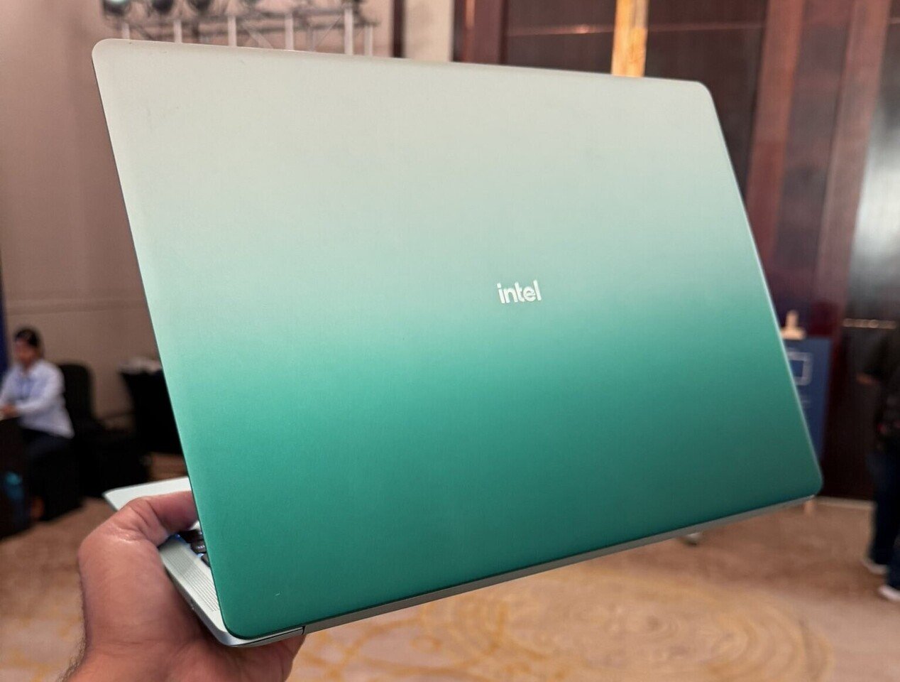 Intel показала референс ноутбук Wildcat Lake в стиле MacBook Neo
