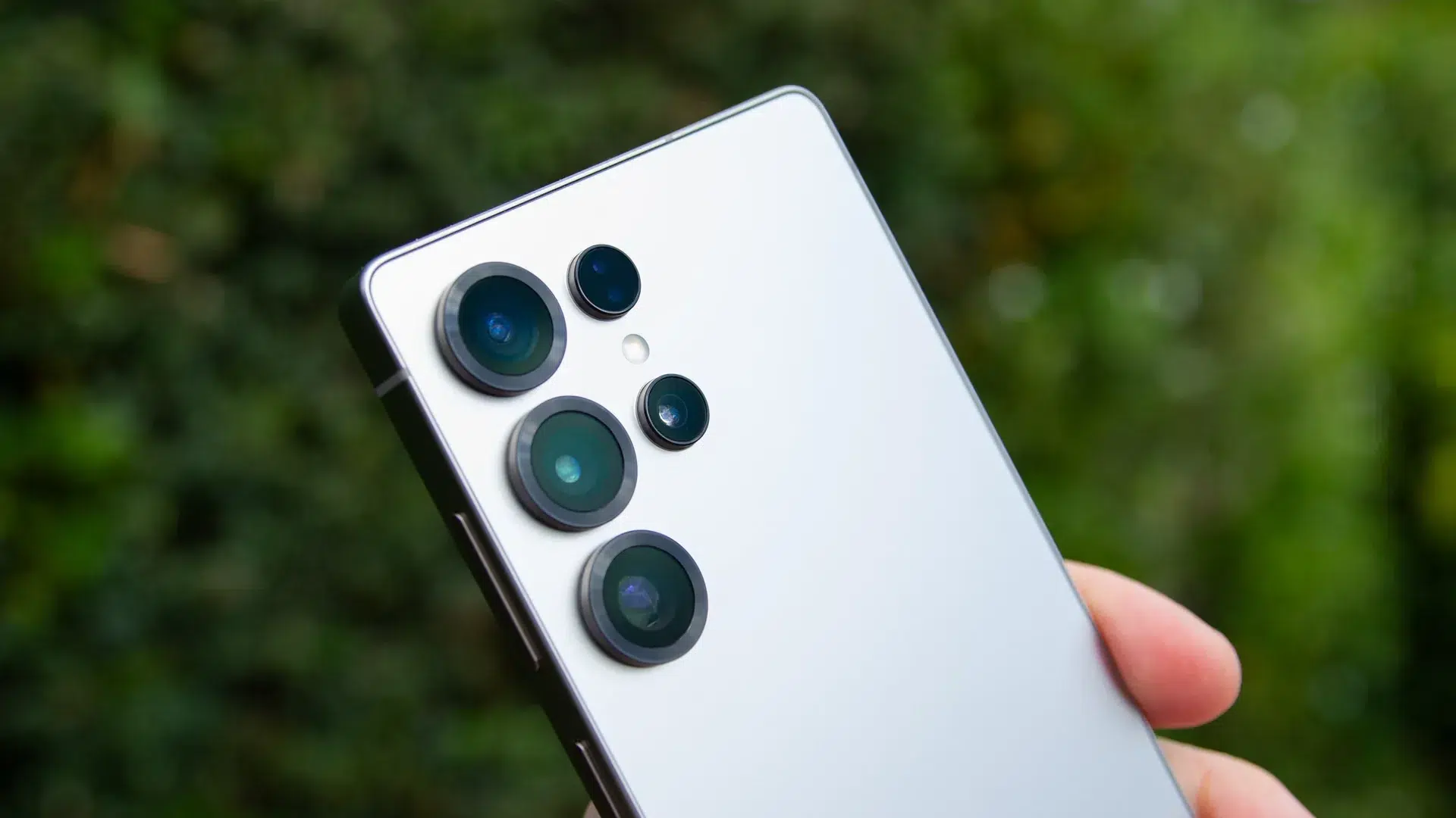Изображение к статье: Фонарик Galaxy S25 FE прожёг пакет: Samsung предупреждает о риске