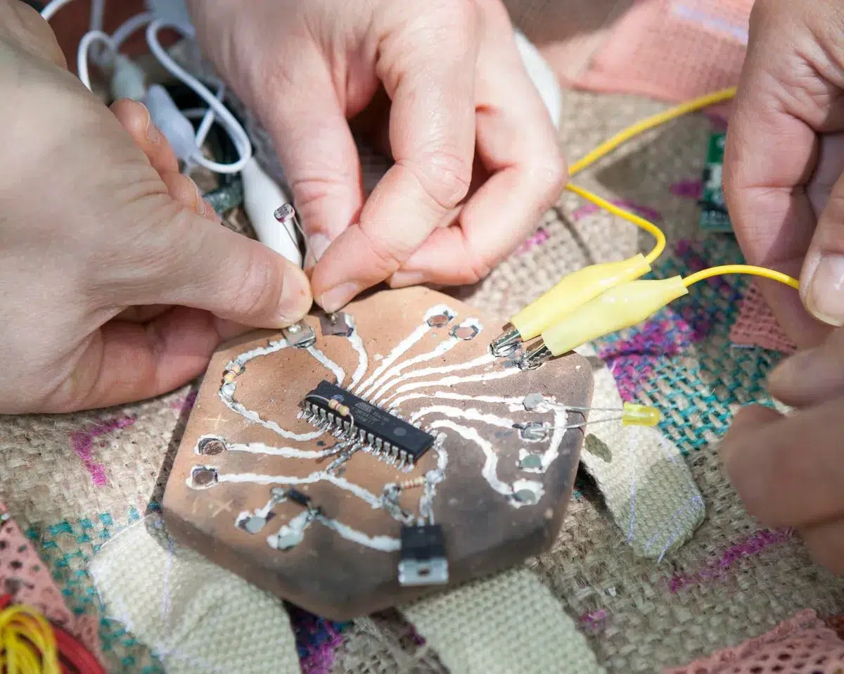 Изображение к статье: Хактивисты показали рабочие PCB из глины с обжигом в костре
