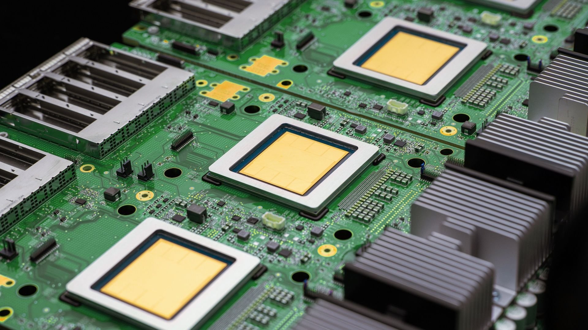 Google Cloud показала TPU v8 8t до 121 ExaFLOPS и 2 ПБ HBM