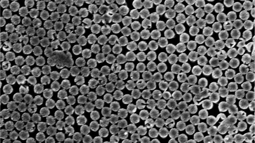 EPFL сделала наногенератор 1 В от испарения воды и света