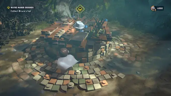 Прохождение по бревну Circular brick puzzle pedestal in a forest clearing with a glowing waypoint above on screen objective reads Wayne Manor Grounds Collect Bruces hat