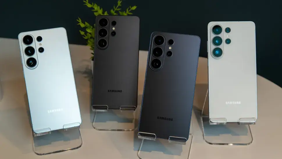 Samsung Galaxy S26 Ultra в чёрном и белом цветах Samsung Galaxy S26 Ultra в чёрном и белом цветах
