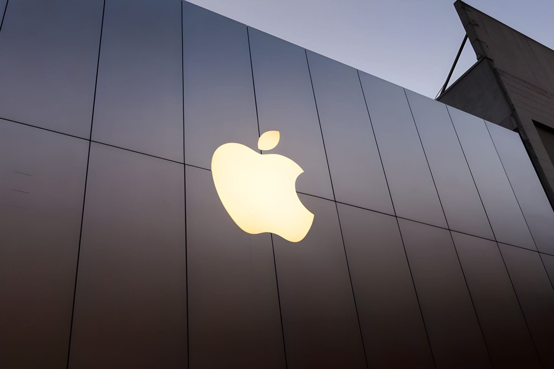 Apple выкупает LPDDR5 и держит цены iPhone давя Ultra флагманы