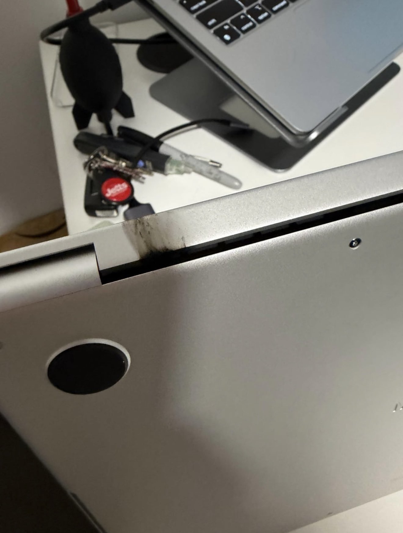 Изображение к статье: M5 MacBook Pro сломался за 2 дня: искра в районе шарнира