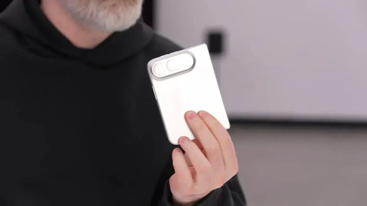 Изображение к статье: Макет iPhone Ultra засветили на видео: странная форма и огромная камера