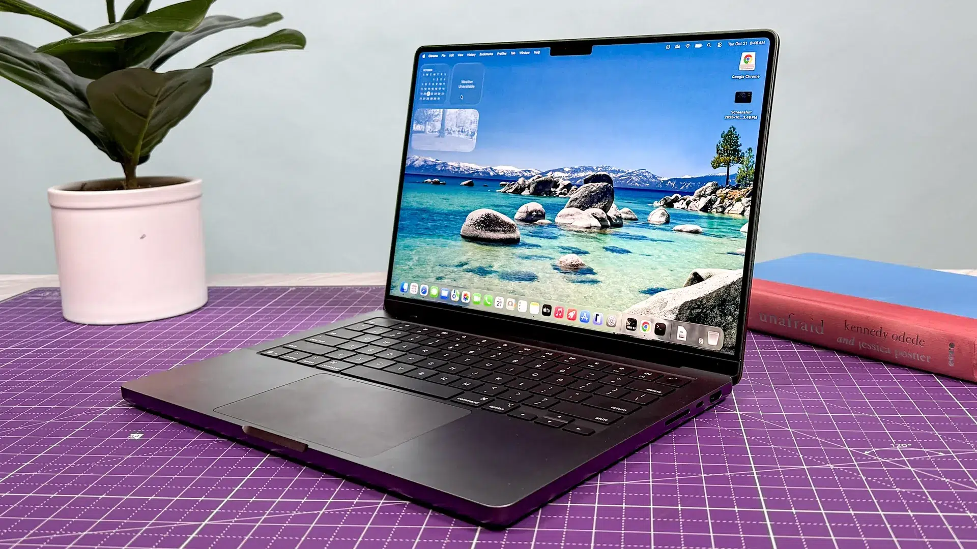 Изображение к статье: MacBook Ultra: слухи про OLED-тач, 5G и чипы M6 Pro/Max