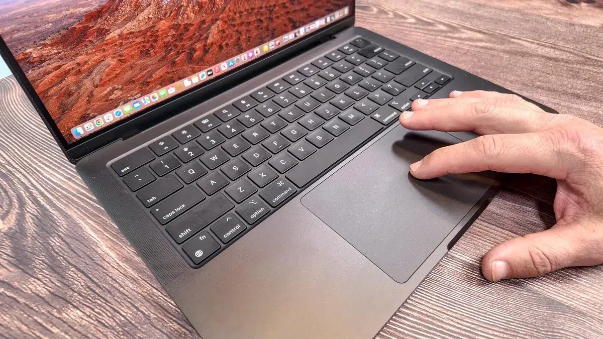 Изображение к статье: MacBook Ultra: слухи про OLED-тач, 5G и чипы M6 Pro/Max