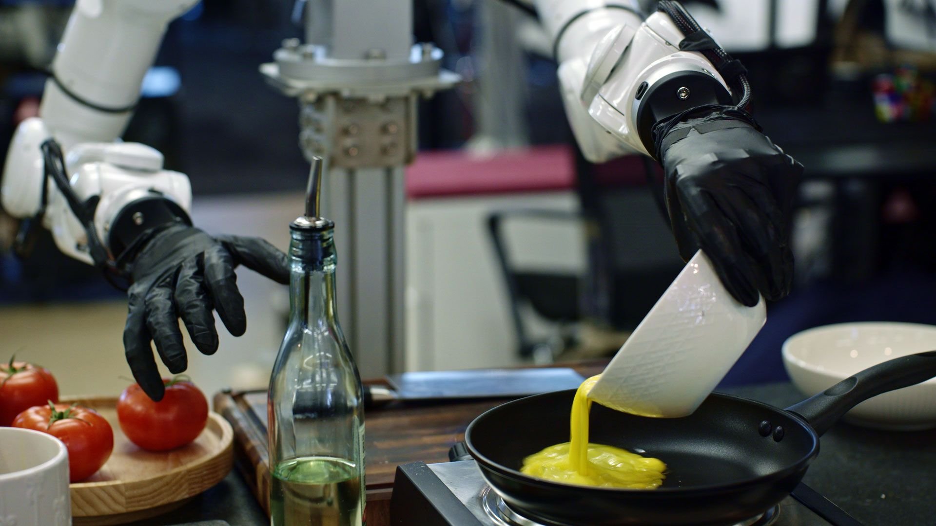 Genesis AI показала роботизированные руки яйца кубик Рубика и смузи