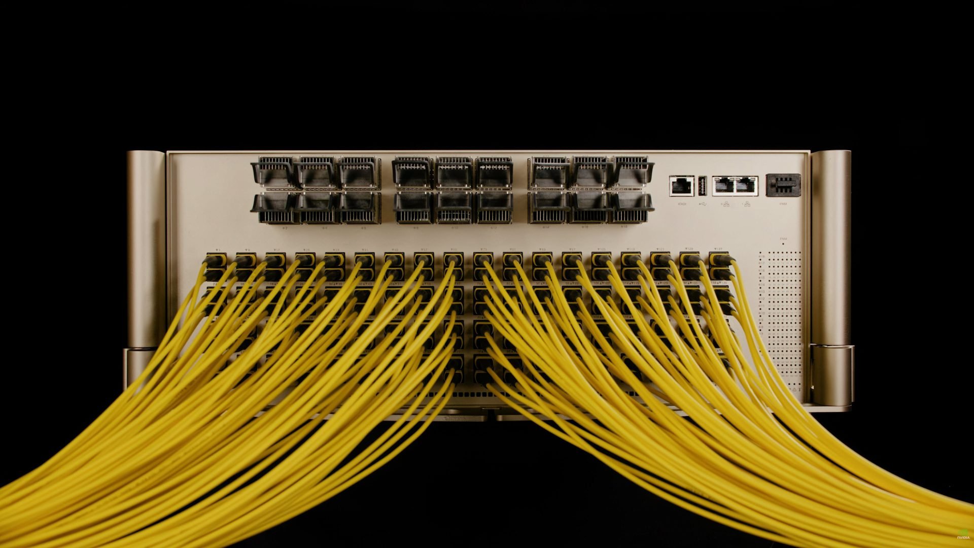 NVIDIA и Corning нарастят выпуск оптики для AI ЦОДов в 10 раз