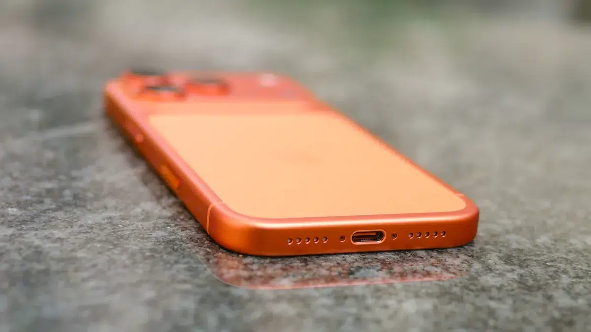 Изображение к статье: Утечка iPhone 20: экран «вокруг корпуса», Face ID под дисплеем и батарея 6000 мА-ч