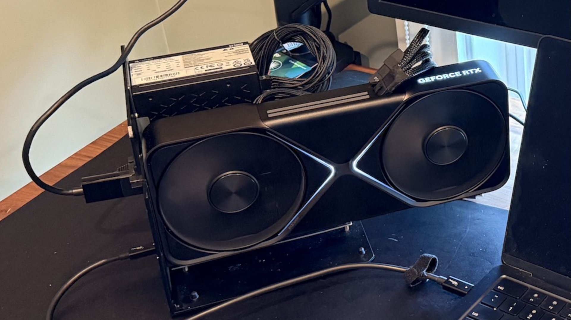 MacBook Pro на M5 Max запустил RTX 5090 eGPU и дал 100+ FPS в Cyberpunk