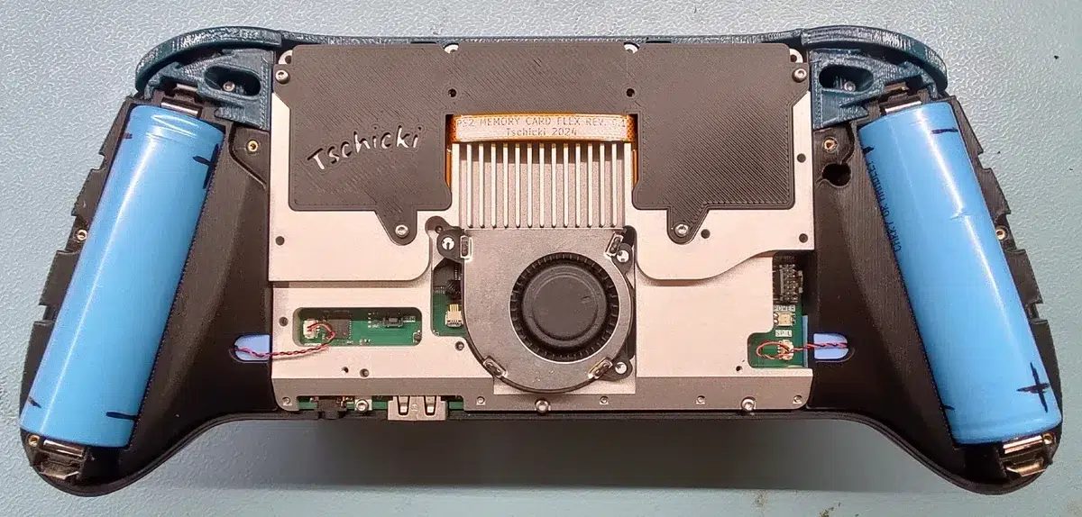 Изображение к статье: Энтузиаст собрал PS2 Portable на оригинальных чипах и открыл проект
