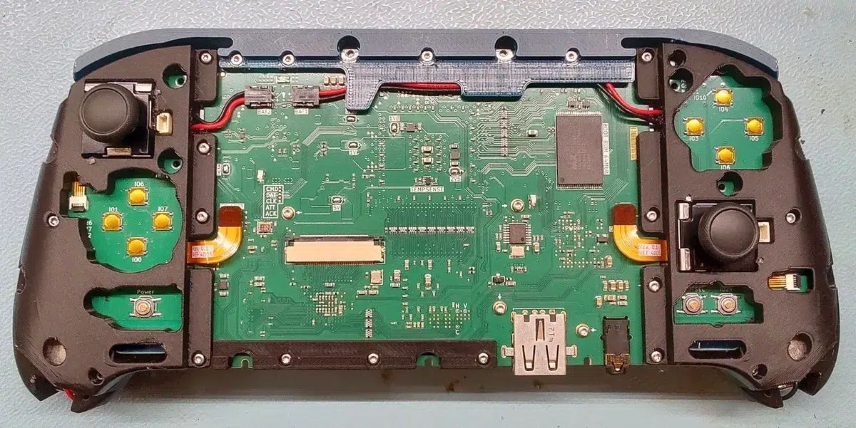 Изображение к статье: Энтузиаст собрал PS2 Portable на оригинальных чипах и открыл проект