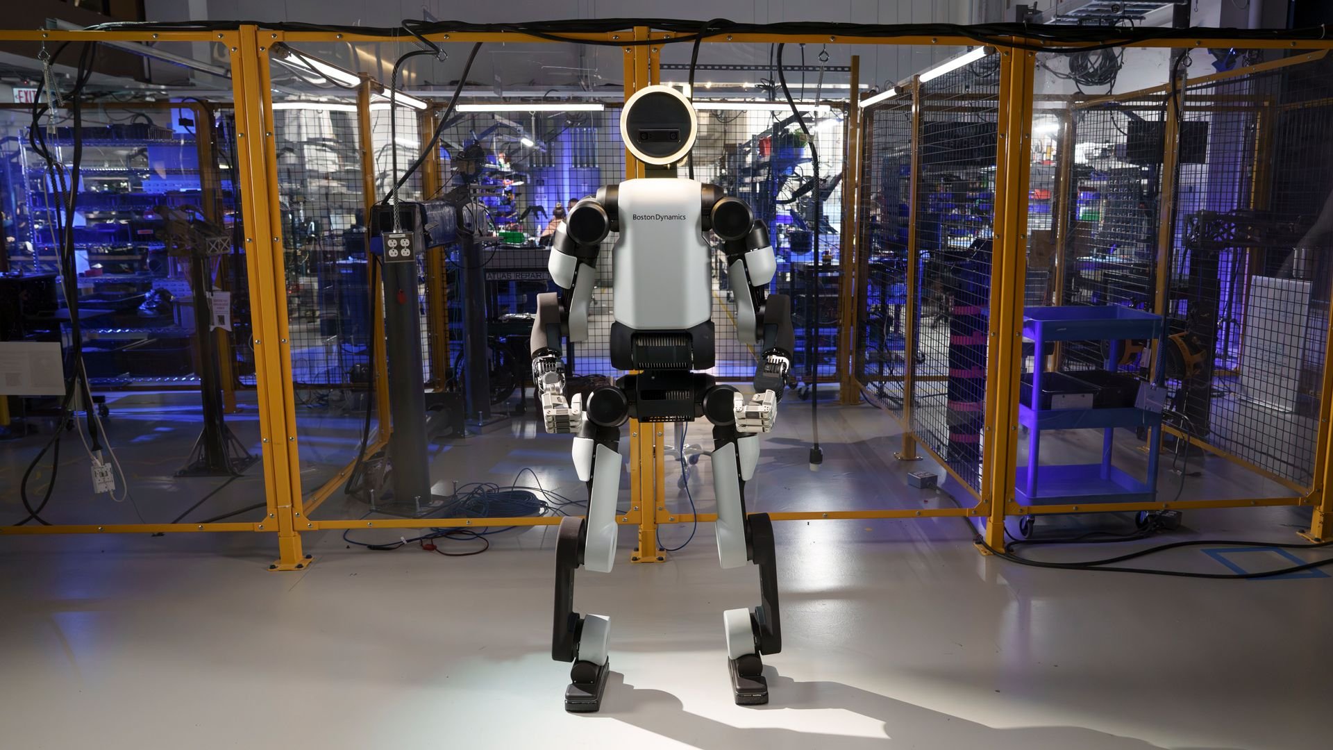 Boston Dynamics показала Atlas робот принёс холодильник вместо банки