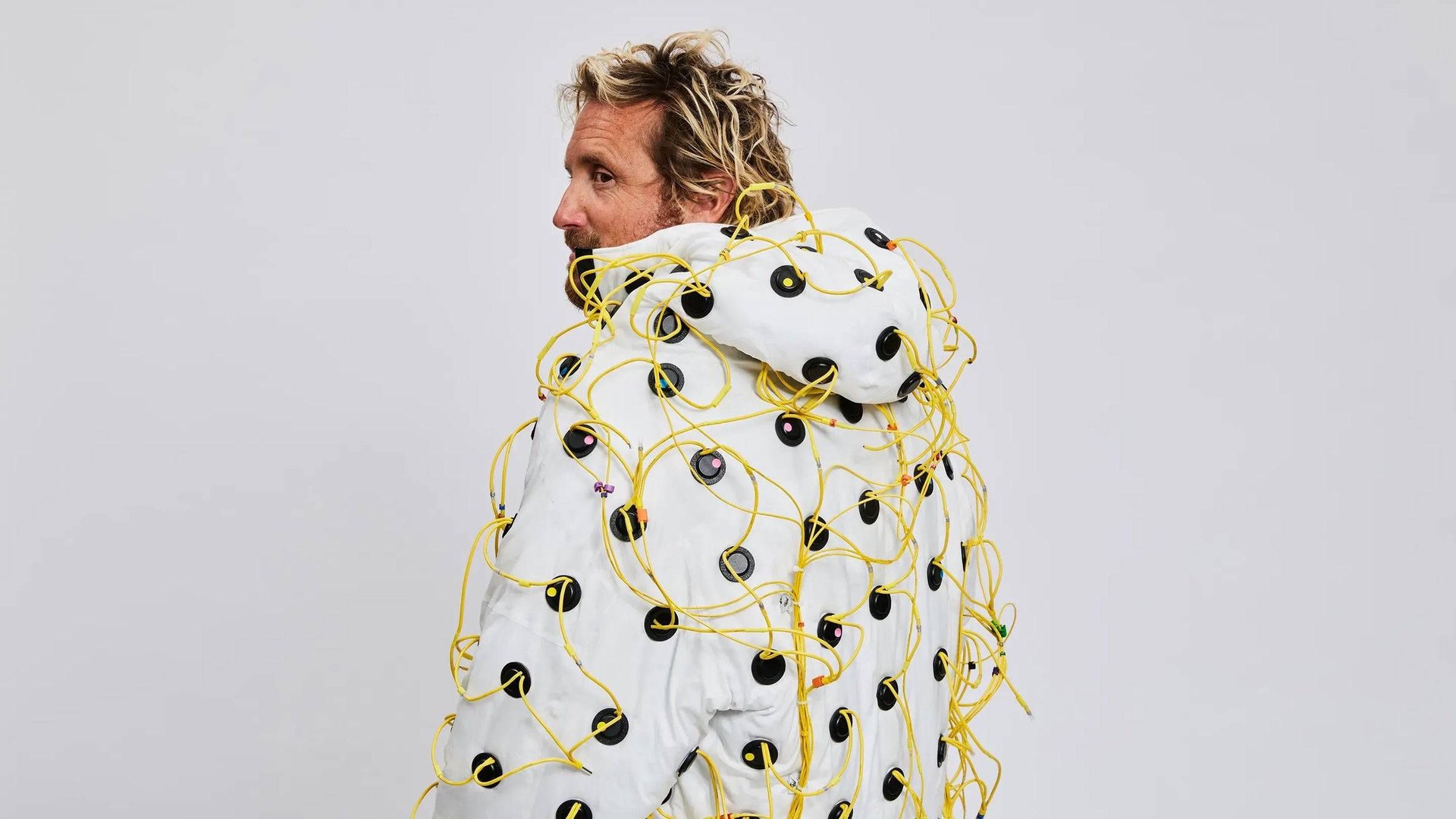 Vollebak показала Sonic Jacket пуховик с 180 динамиками