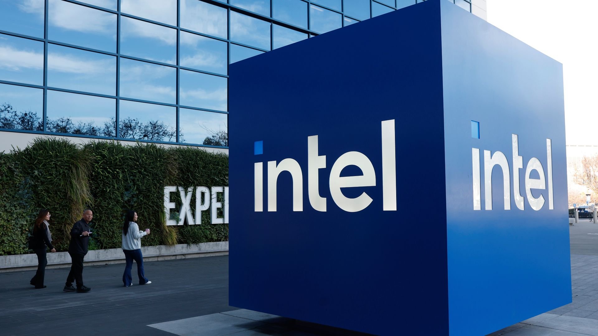 Intel Crescent Island утечка платы и 160 ГБ LPDDR5X вместо HBM