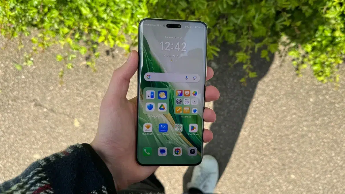 Изображение к статье: iPhone 19 Pro может получить экран с четырьмя изгибами по краям