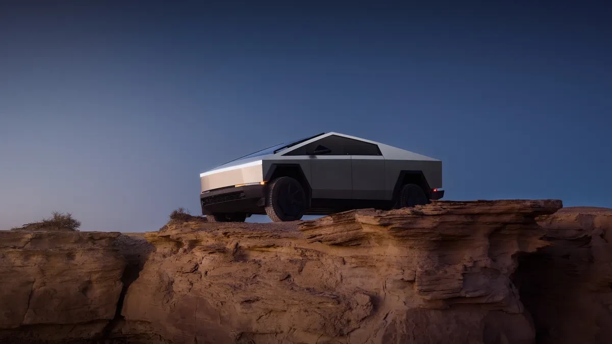 Изображение к статье: Владелец Tesla Cybertruck застрял в озере, проверяя Wade Mode