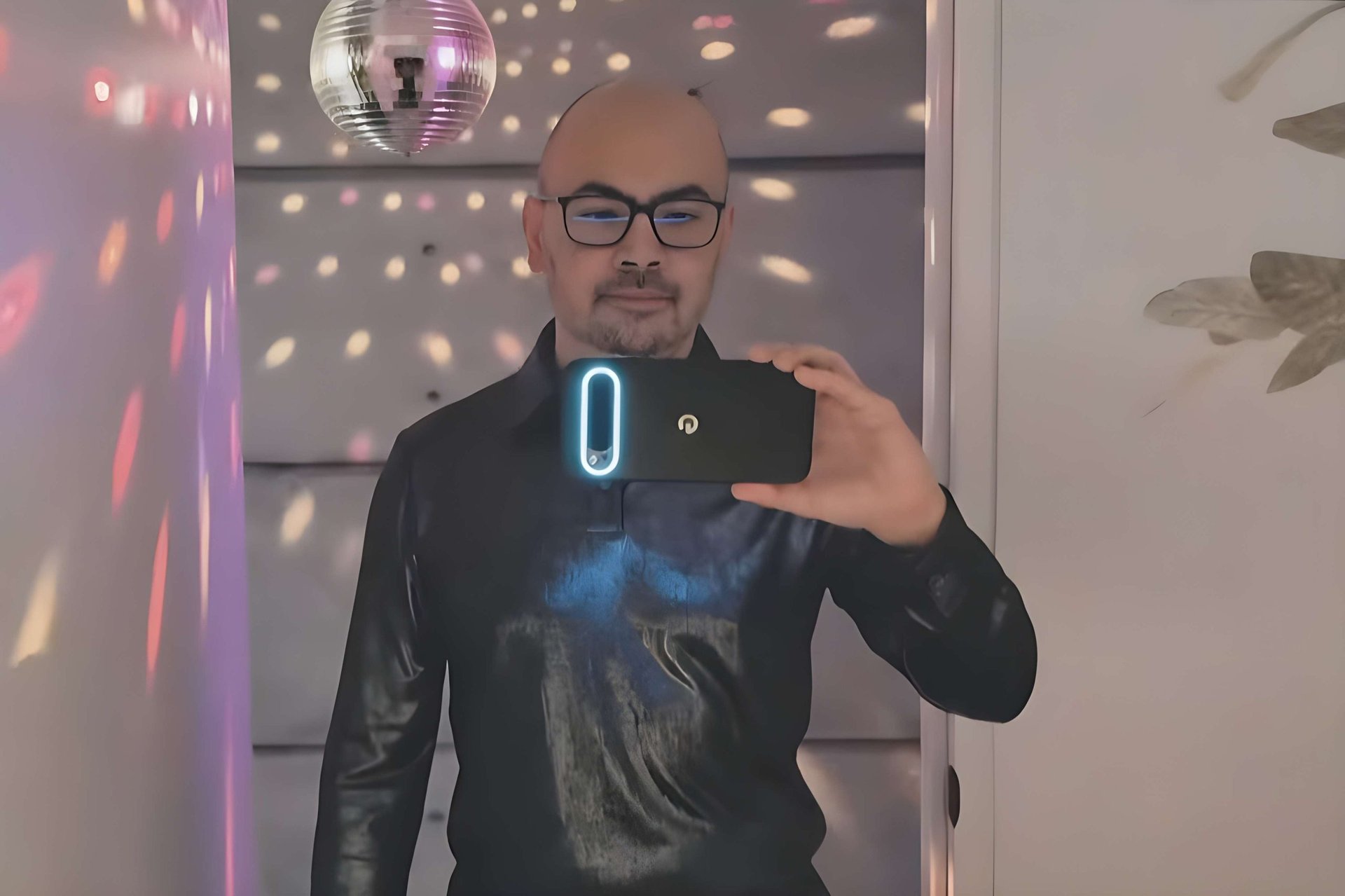 Pixel 11 Pro засветился на IO подсветка камеры в стиле Glyph