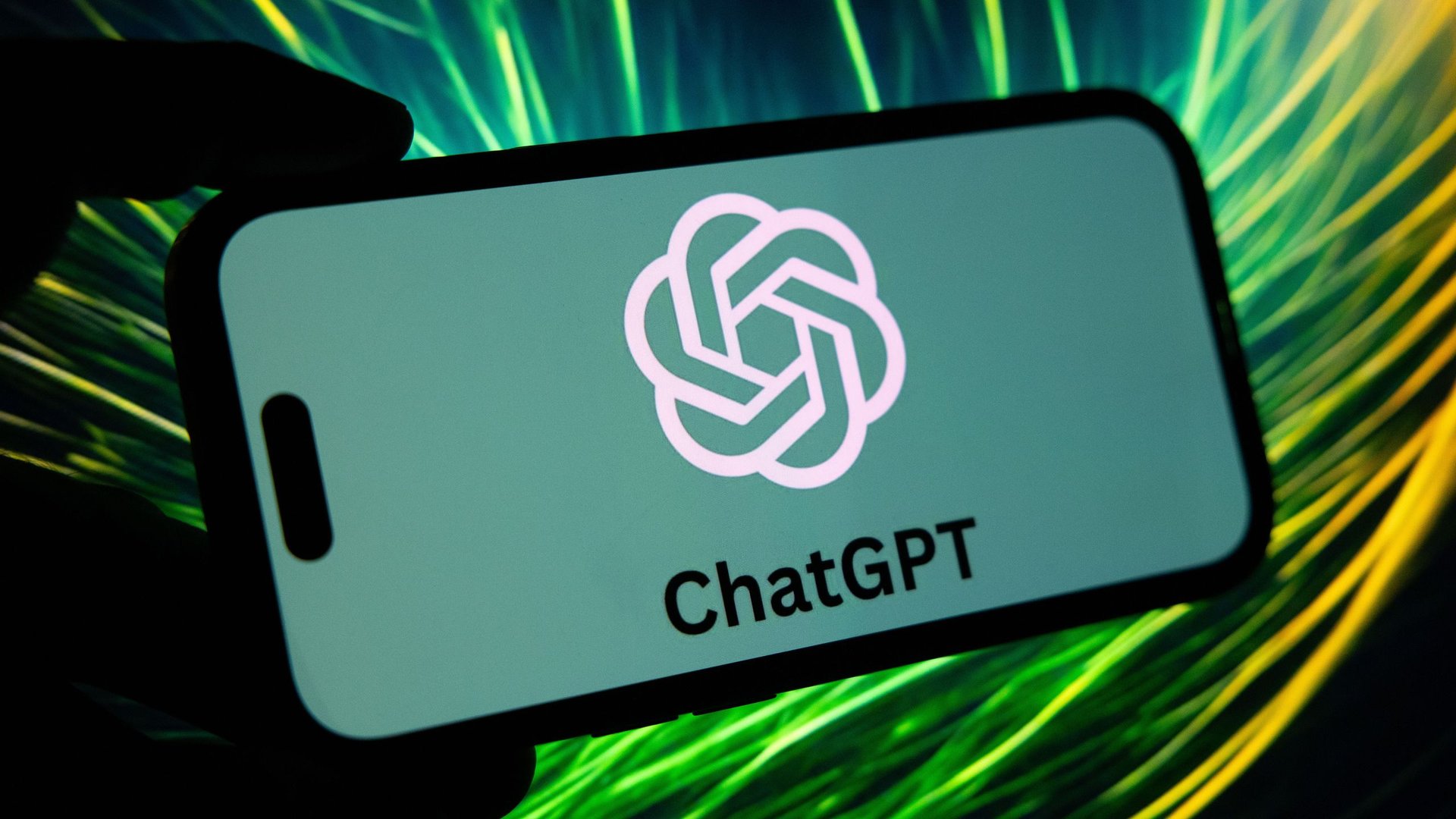 ChatGPT теряет долю в офисах Gemini и Claude набирают ход
