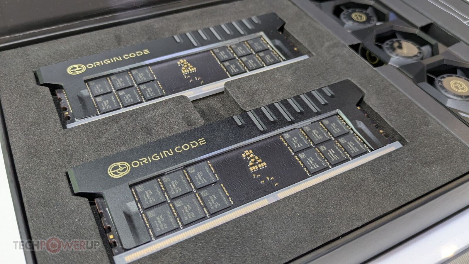 Biwin показала Mini SSD для портативок и DDR5 Vortex