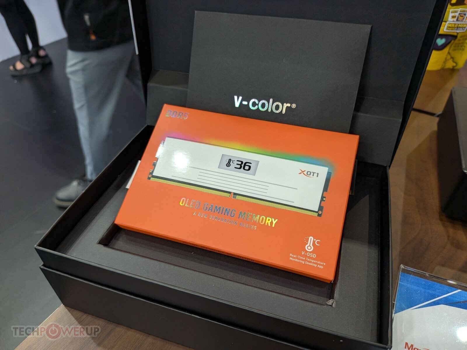V Color показала DDR5 до 256 ГБ на модуль и OLED DIMM