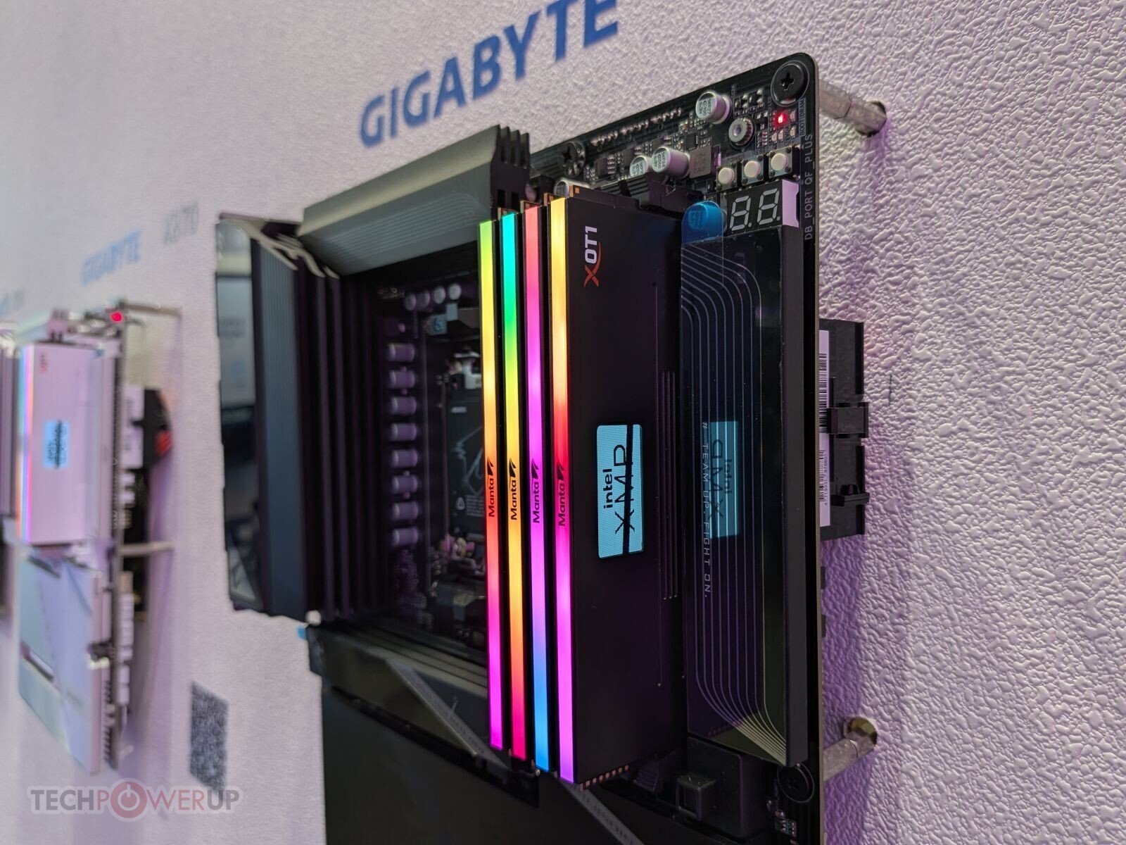 Изображение к статье: V-Color показала DDR5 до 256 ГБ на модуль и OLED-DIMM