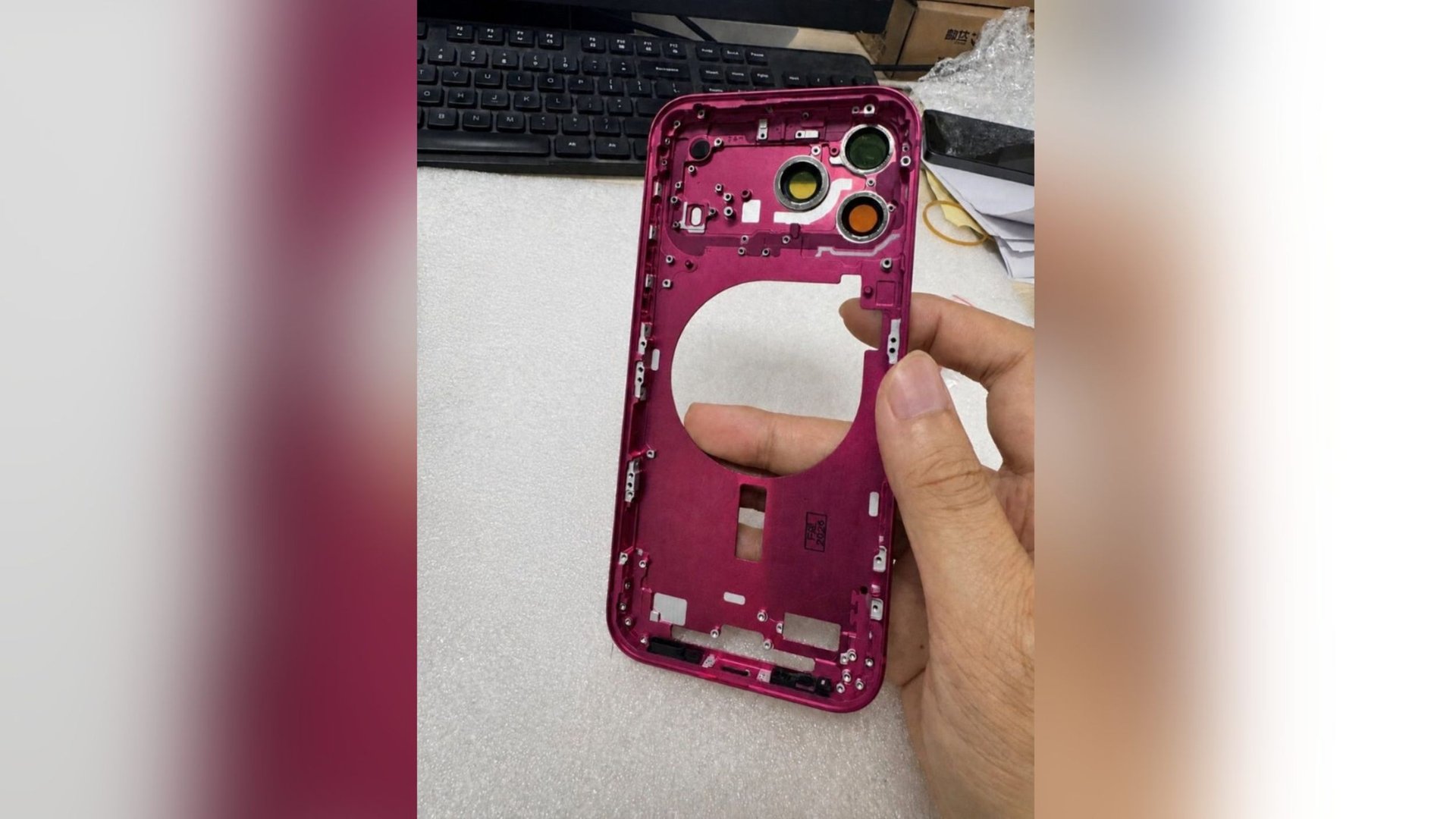 Изображение к статье: iPhone 18 Pro засветился в цветах Dark Cherry и Light Blue